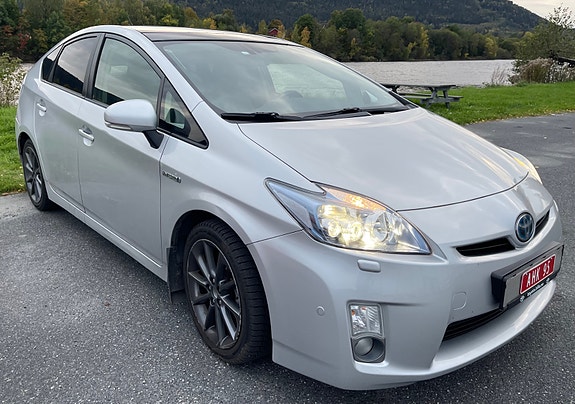 Toyota Prius 4 of 5