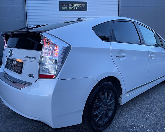 Toyota Prius 2 of 5