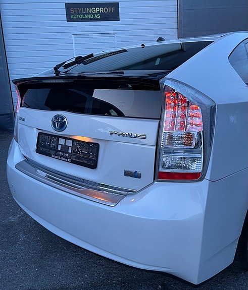 Toyota Prius 4 of 5
