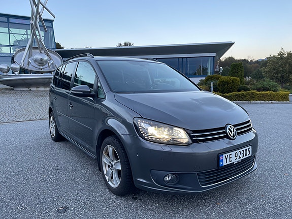 Volkswagen Touran 2 of 5
