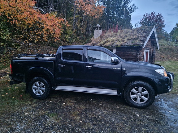 Toyota HiLux 2 of 15