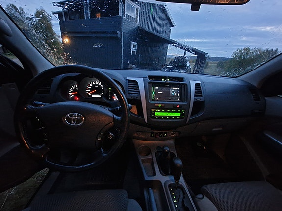 Toyota HiLux 11 of 15