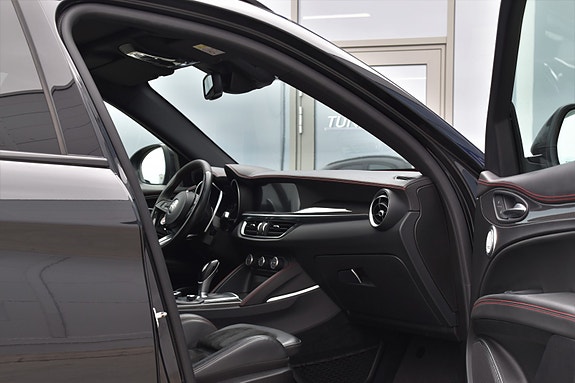 Alfa Romeo Stelvio Quadrifoglio 11 of 30