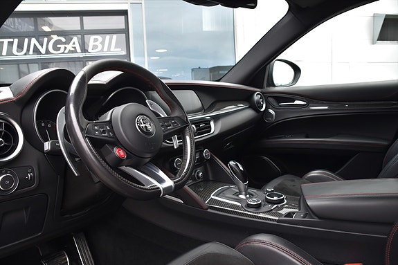 Alfa Romeo Stelvio Quadrifoglio 10 of 30