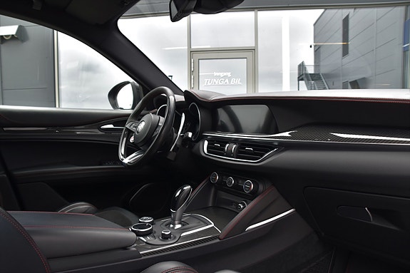 Alfa Romeo Stelvio Quadrifoglio 13 of 30