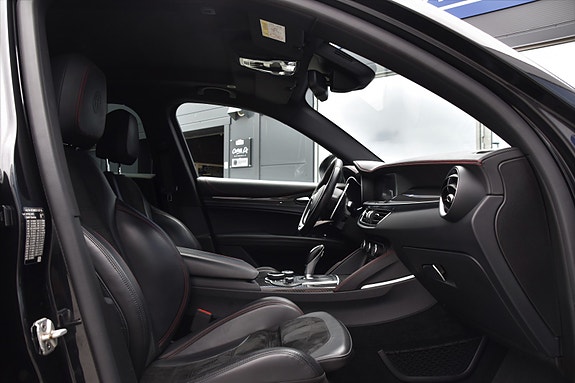Alfa Romeo Stelvio Quadrifoglio 12 of 30