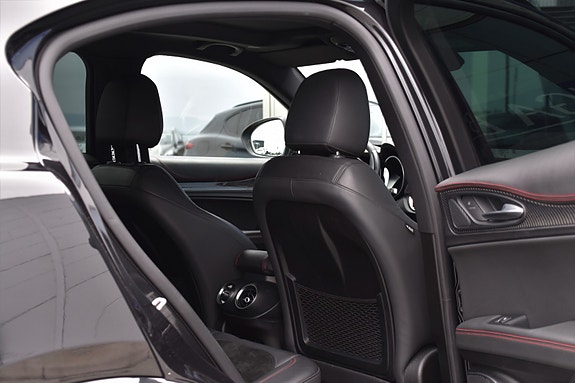 Alfa Romeo Stelvio Quadrifoglio 23 of 30