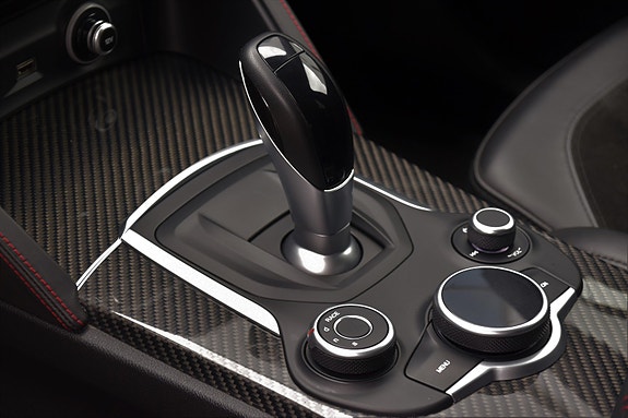 Alfa Romeo Stelvio Quadrifoglio 21 of 30