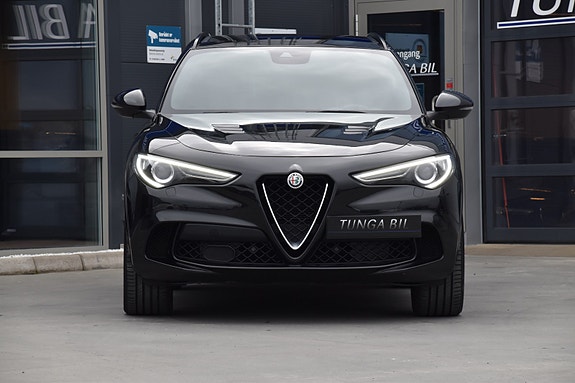 Alfa Romeo Stelvio Quadrifoglio 4 of 5