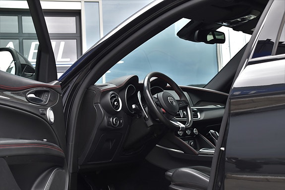 Alfa Romeo Stelvio Quadrifoglio 8 of 30
