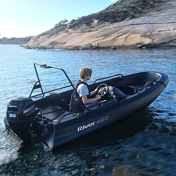 River 420XR - Sort - targabøyle - 20HK Tohatsu