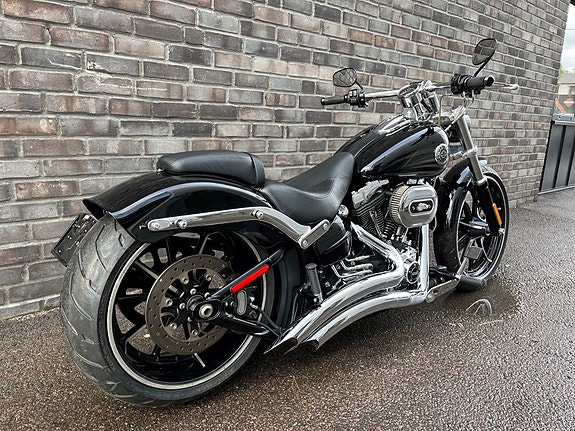 Harley-Davidson FXSB Breakout 3 of 5