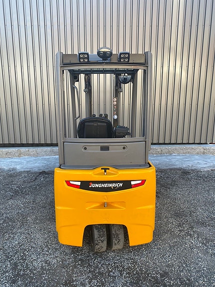 Jungheinrich EFG218 3 of 5