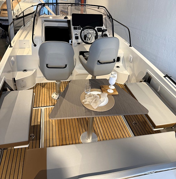 Beneteau Flyer 8 SunDeck – Se den på vår messe på Vollen Marina 5.-6. september 9 of 30