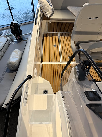 Beneteau Flyer 8 SunDeck – Se den på vår messe på Vollen Marina 5.-6. september 24 of 30
