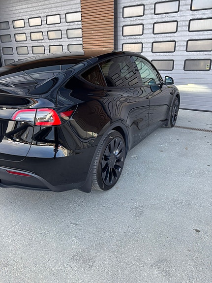 Tesla Model Y 6 of 15