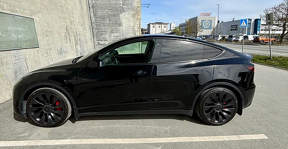 Tesla Model Y 7 of 15