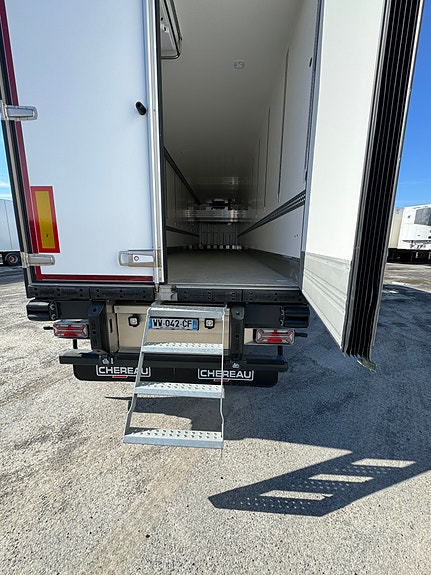 Chereau FRC trailer (Europa høyde!)  med Carrier HE19 2-temp. Bommer for lasting i 2 høyder. 8110 mm akselavstand. Stor pallekasse med delingsvegg. Løft på første aksel. Vi har den på lager! 5 of 13