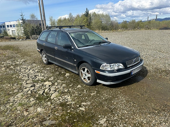 Volvo V40 2 of 10