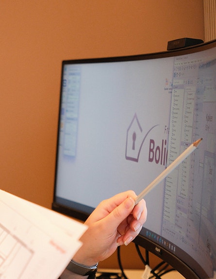 Tekniske tegninger blir lagd på kontoret