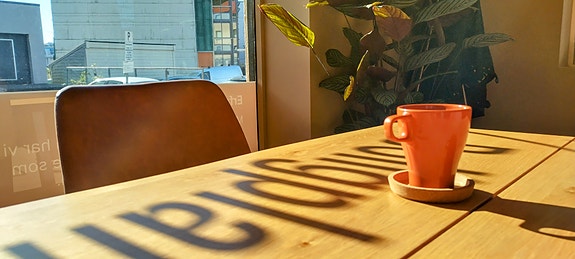 Kaffien er alltid varm på kontoret