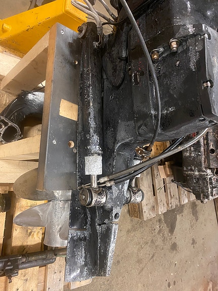 Komplett Mercruiser 7,3l 270 HK med Bravo 3X gear selges 16 of 26