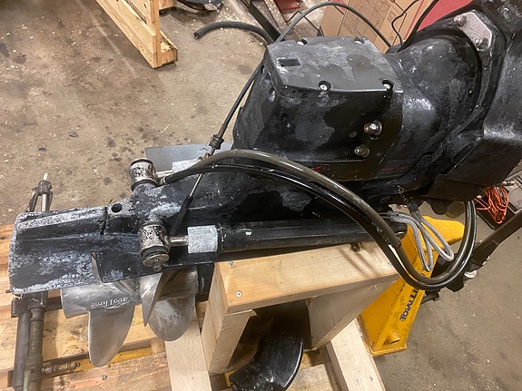 Komplett Mercruiser 7,3l 270 HK med Bravo 3X gear selges 11 of 26