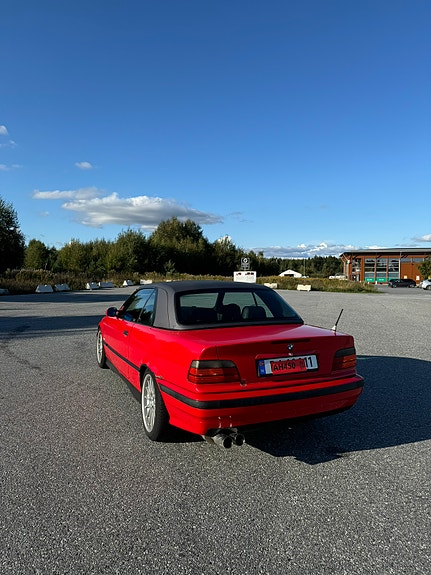 BMW 318i 6 of 8