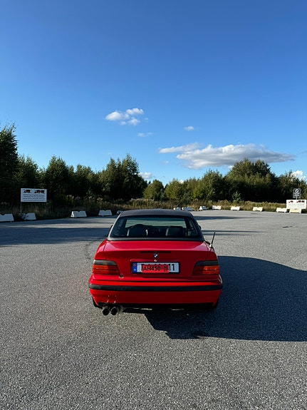 BMW 318i 4 of 8