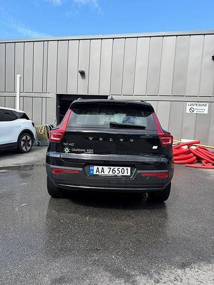 Volvo XC40 2 of 5