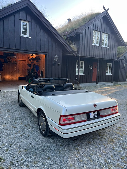 Cadillac Allante 9 of 10