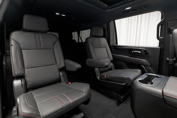 Chevrolet Suburban 9 of 30