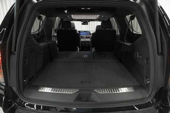 Chevrolet Suburban 21 of 30