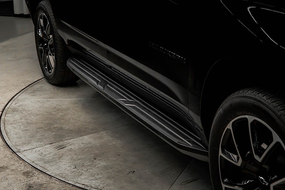 Chevrolet Suburban 12 of 30