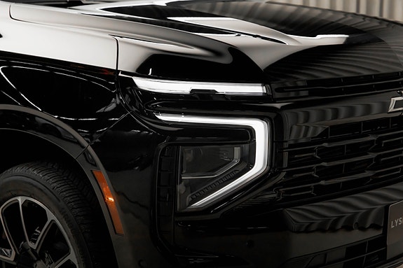 Chevrolet Suburban 3 of 30
