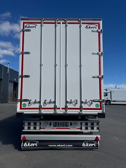Ekeri ny stykkgodstrailer med løft og sving. 2820mm innvendig høyde. 2600 bredde. Bra med verktøykasser. Traileren er klar til levering. 2 of 4