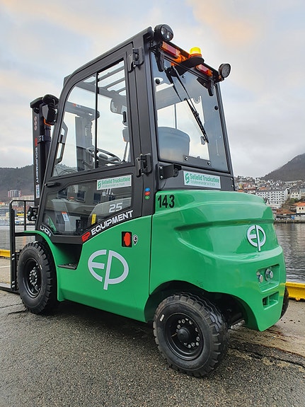 EP JULIKAMPANJE EFL253S Komplett truck med Fingertippbetjening, Lithiumbatteri, kabin, friløftsmast og sideskift/spreder. 2,5 tonn kapasitet. 2 of 5