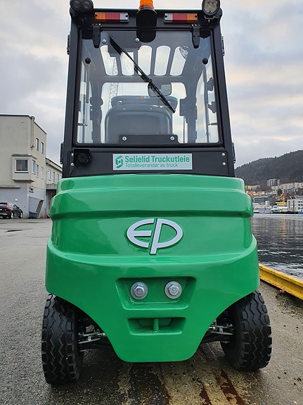 EP JULIKAMPANJE EFL253S Komplett truck med Fingertippbetjening, Lithiumbatteri, kabin, friløftsmast og sideskift/spreder. 2,5 tonn kapasitet. 3 of 5