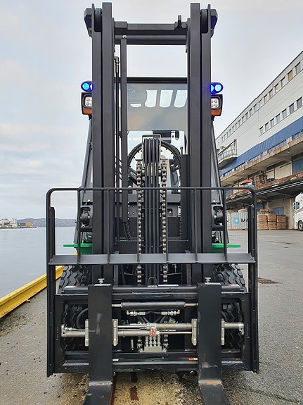 EP JULIKAMPANJE EFL253S Komplett truck med Fingertippbetjening, Lithiumbatteri, kabin, friløftsmast og sideskift/spreder. 2,5 tonn kapasitet. 4 of 5