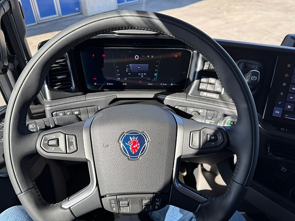 Scania R590 Tridem 11 of 15