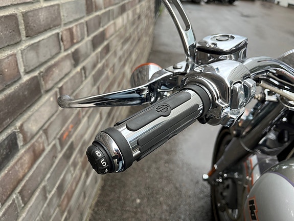 Harley-Davidson FLSTFSE Fat Boy CVO 11 of 13