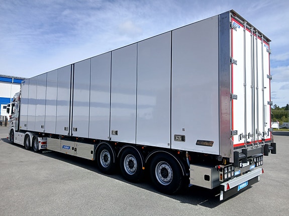 Närko FNA trailer med Carrier HE19 Mono eller Multitemp. Kan leveres med lastebommer og masse annet utstyr. Om du ikke har testet vår sideåpning, så sjekk ut den, du sliter aldri med å lukke dører!