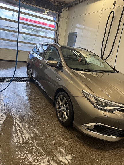 Toyota Auris 2 of 9