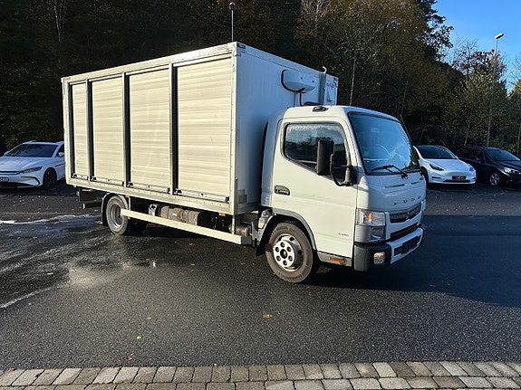 Fuso Canter skapbil med sidevegger. Lav km.stand!