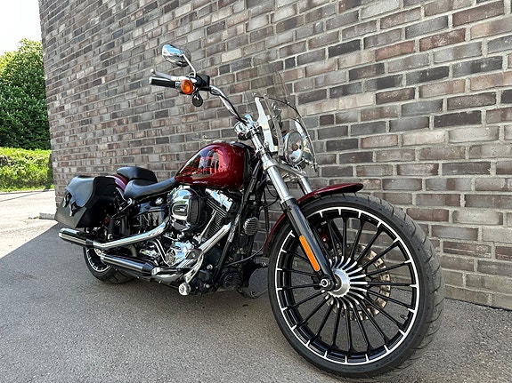 Harley-Davidson FXSB Breakout 6 of 14