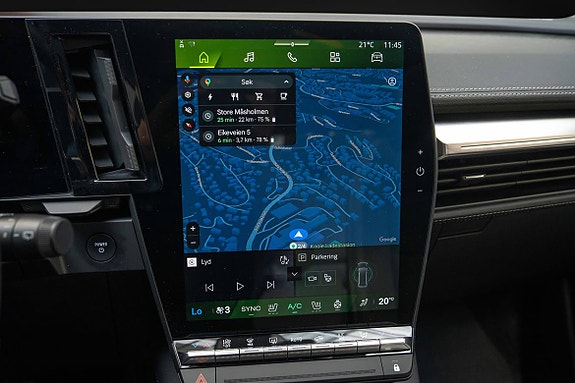 Stor infotainmentskjem med innebygget Google-navigasjon. Bilen har også Apple Carplay/Android Auto