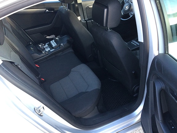 Volkswagen Passat 12 of 15