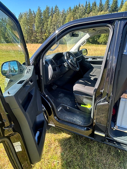 Volkswagen Caravelle 9 of 16