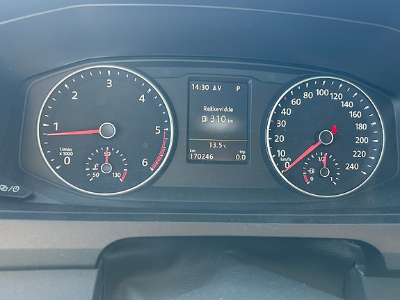 Volkswagen Caravelle 13 of 16