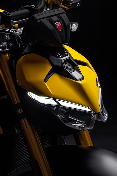 Ducati Streetfighter V2 + V2 S 27 of 29